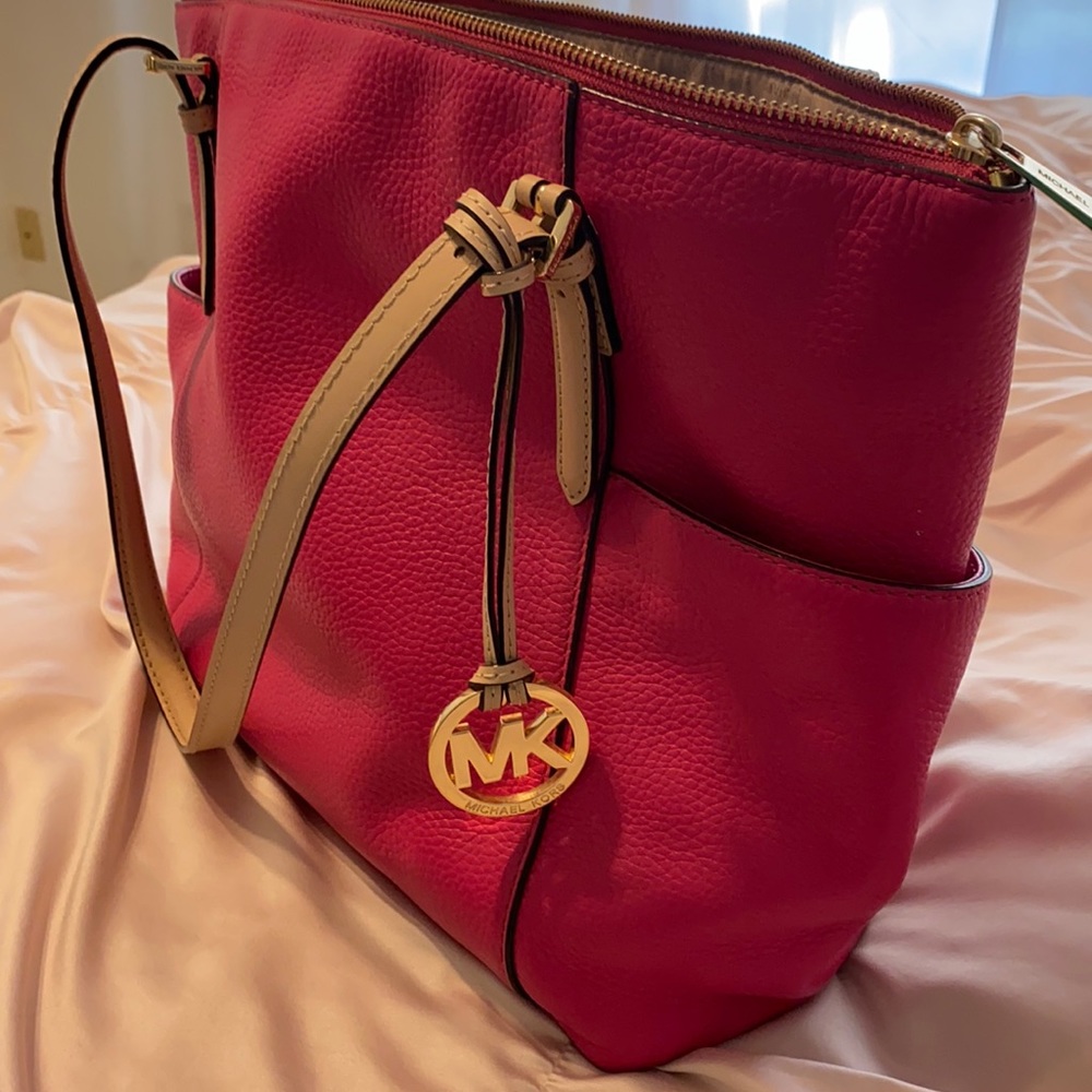 Hot pink Michael Kors purse. In excellent condition!